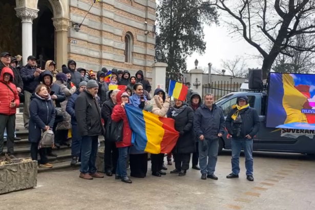 protest de sustinere pentru calin georgescu cateva zeci de persoane s au adunat in fata catedralei sfintii apostoli petru si pavel 6994333b17d6c