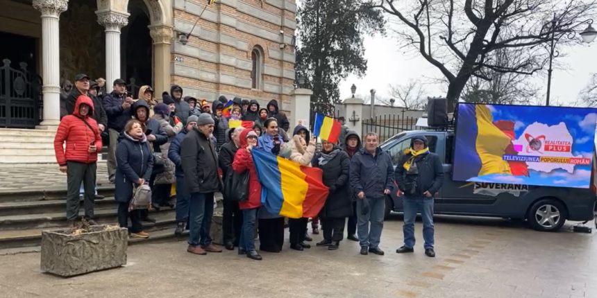 protest de sustinere pentru calin georgescu cateva zeci de persoane s au adunat in fata catedralei sfintii apostoli petru si pavel 6994333b17d6c