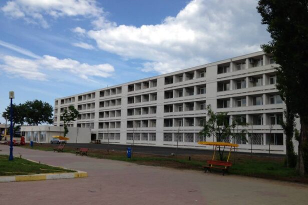 razboiul firmelor luminoase la hotel select afaceristul cusu obligat prin instanta sa isi demoleze reclamele neautorizate de pe plaja 698a6b9459530