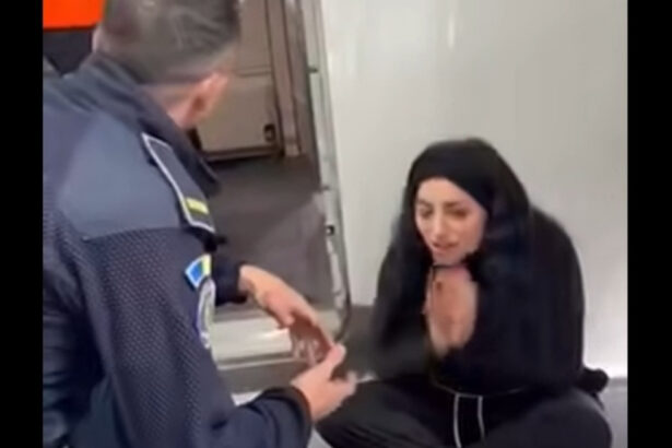 scandal pe aeroportul otopeni dupa ce doi pasageri cu un copil mic nu au fost lasati sa urce intr un avion spre londra 699b04b08cac0