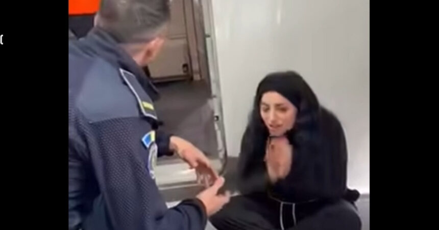 scandal pe aeroportul otopeni dupa ce doi pasageri cu un copil mic nu au fost lasati sa urce intr un avion spre londra 699b04b08cac0