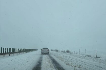 se circula cu dificultate pe autostrada a2 din cauza viscolului si zapezii adunate pe carosabil s au format coloane de masini 6999c2c9229c3