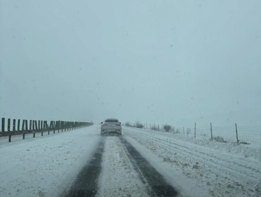 se circula cu dificultate pe autostrada a2 din cauza viscolului si zapezii adunate pe carosabil s au format coloane de masini 6999c2c9229c3
