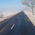 se circula pe un carosabil umed pe alocuri in conditii de iarna pe drumuri din sud estul tarii 69980a273bfd8