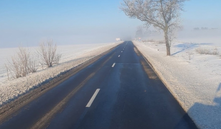 se circula pe un carosabil umed pe alocuri in conditii de iarna pe drumuri din sud estul tarii 69980a273bfd8