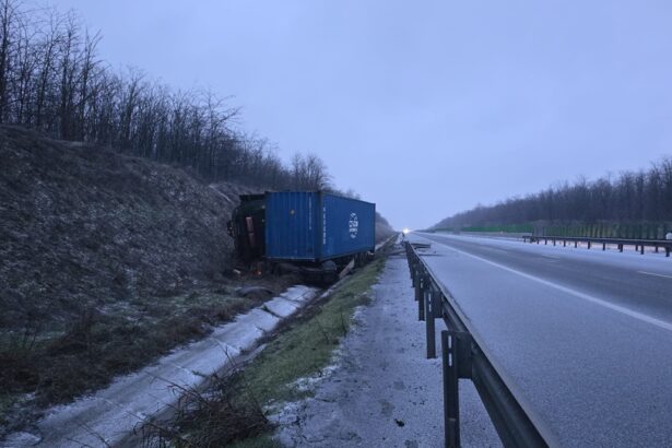 sofer blocat intr un tir iesit de pe autostrada pe a2 intre medgidia si cernavoda pompierii intervin cu smurd si descarcerarea 69955dc5e51bc