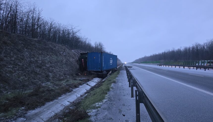 sofer blocat intr un tir iesit de pe autostrada pe a2 intre medgidia si cernavoda pompierii intervin cu smurd si descarcerarea 69955dc5e51bc
