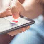 tinder a devenit noul linkedin oamenii isi cauta locuri de munca pe aplicatiile de dating 6992e6e264954