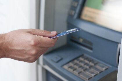 ultima metoda de frauda a infractorilor victime trimise sa scoata banii de pe carduri si sa ii depuna in atm uri pentru criptomonede 699882e203208