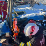 un barbat a fost prins sub acoperisul prabusit al unei anexe din cauza zapezii in ploiesti pompierii l au scos in siguranta 6996c9e105ca2