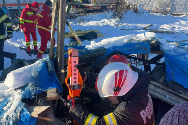 un barbat a fost prins sub acoperisul prabusit al unei anexe din cauza zapezii in ploiesti pompierii l au scos in siguranta 6996c9e105ca2