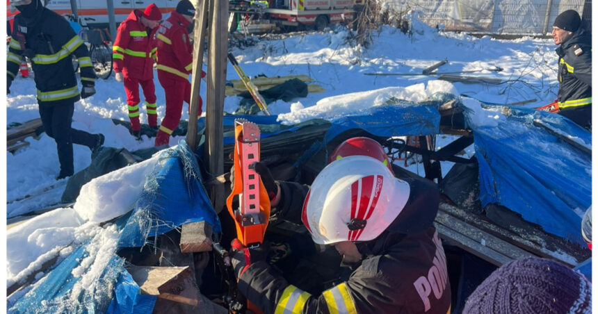 un barbat a fost prins sub acoperisul prabusit al unei anexe din cauza zapezii in ploiesti pompierii l au scos in siguranta 6996c9e105ca2