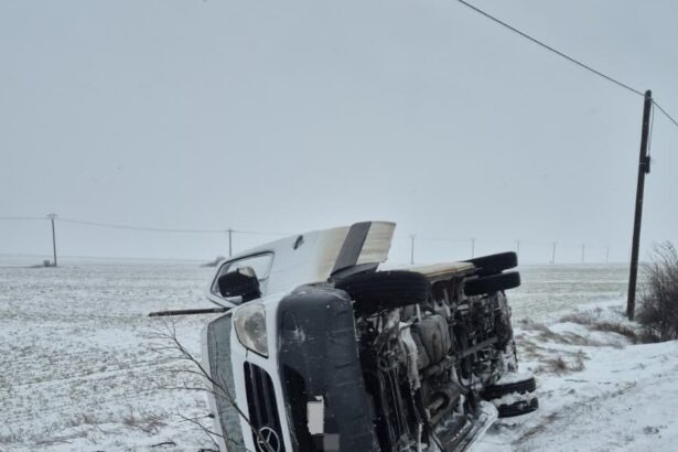 un microbuz s a rasturnat pe dj 222c intre mahmudia si bestepe un barbat a ajuns la spital 6995cae21b81e