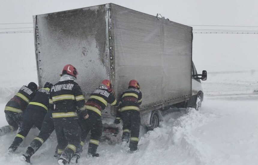 video 80 de autoturisme inzapezite 200 de apeluri la 112 ambulante blocate zi dificila pentru angajatii mai din judetul constanta 6996111bb07e0