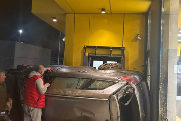 video accident spectaculos in parcarea unui mall un autoturism s a rasturnat un barbat a ajuns la spital 69859f6745119