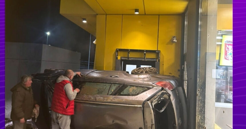 video accident spectaculos in parcarea unui mall un autoturism s a rasturnat un barbat a ajuns la spital 69859f6745119