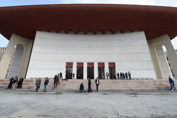 video actorii protesteaza in fata tnb fata de impunerea de catre ministerul culturii a unor rapoarte zilnice de activitate 698adabb4c636