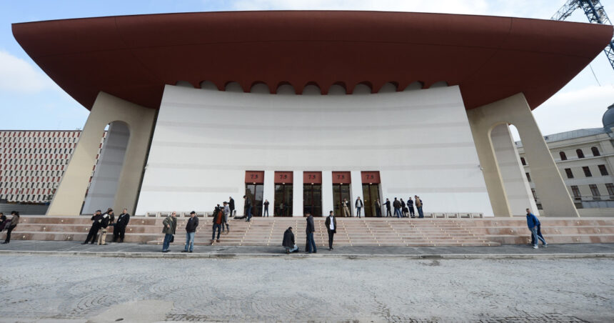 video actorii protesteaza in fata tnb fata de impunerea de catre ministerul culturii a unor rapoarte zilnice de activitate 698adabb4c636