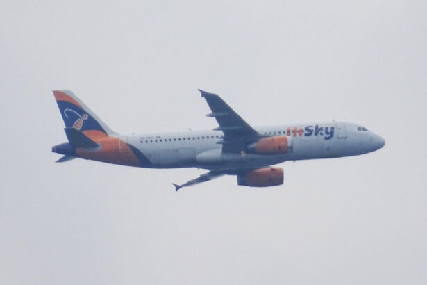 video aeronava intoarsa de urgenta pe otopeni a decolat spre egipt 180 de pasageri au petrecut noaptea in aeroport 699c01bf03be6