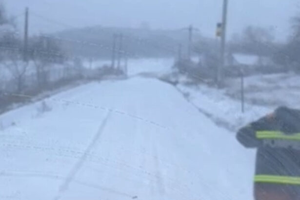 video ambulanta blocata in zapada in iasi o femeie care a nascut a fost preluata cu o masina a pompierilor 69957bd6ae27e