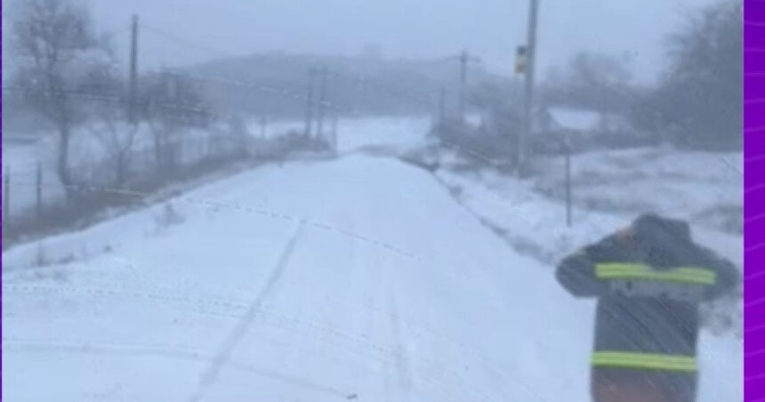 video ambulanta blocata in zapada in iasi o femeie care a nascut a fost preluata cu o masina a pompierilor 69957bd6ae27e