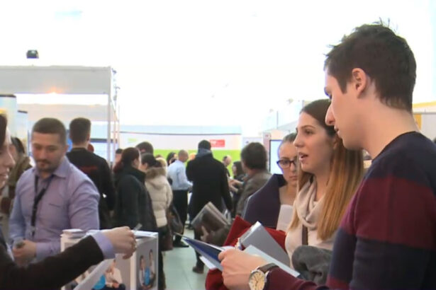 video cat de greu isi gasesc tinerii un loc de munca si care sunt absolventii cu sanse mici de angajare sunt domenii care incet incet mor 699bf3b328aa7