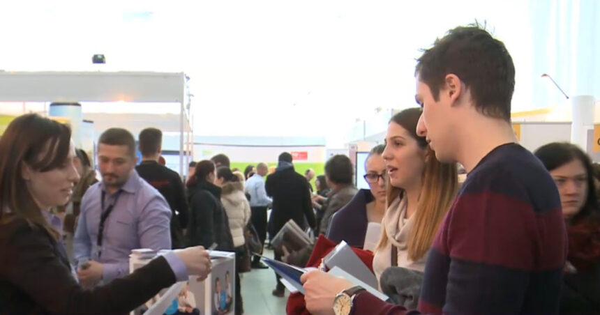 video cat de greu isi gasesc tinerii un loc de munca si care sunt absolventii cu sanse mici de angajare sunt domenii care incet incet mor 699bf3b328aa7