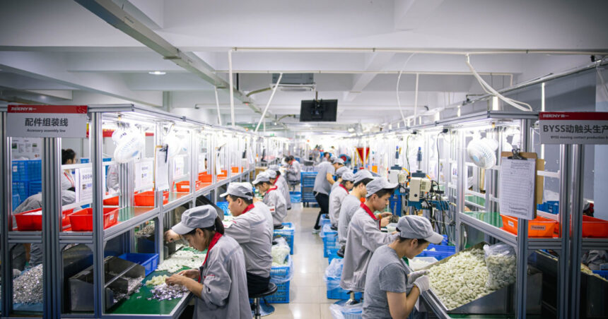 video copii de 8 ani exploatati intr o fabrica din italia cei mici mergeau la munca alaturi de parintii lor cine era implicat in afacere 699349564787c