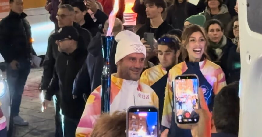 video cristi chivu a purtat torta olimpica pe strazile orasului milano 6984e4f2848e0