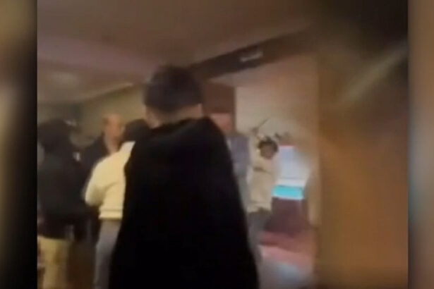 video doi angajati ai unei primarii din dolj si postasul comunei s au luat la bataie dupa ce au petrecut de ziua primarului 6992f4f21059b