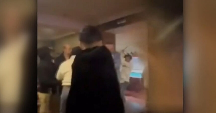 video doi angajati ai unei primarii din dolj si postasul comunei s au luat la bataie dupa ce au petrecut de ziua primarului 6992f4f21059b