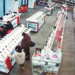 video doi minori si un tanar din medgidia surprinsi in timp ce furau bunuri din mall 6993672c7bd6d