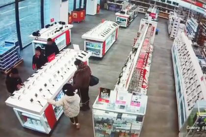 video doi minori si un tanar din medgidia surprinsi in timp ce furau bunuri din mall 6993672c7bd6d