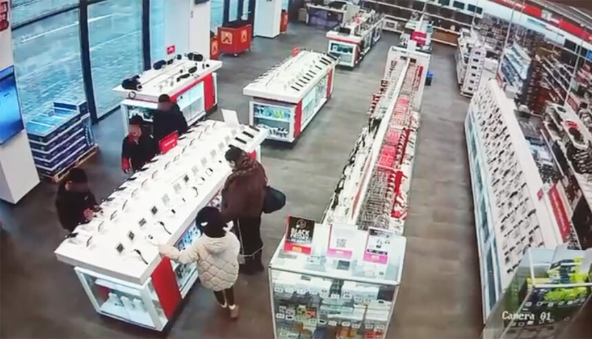 video doi minori si un tanar din medgidia surprinsi in timp ce furau bunuri din mall 6993672c7bd6d