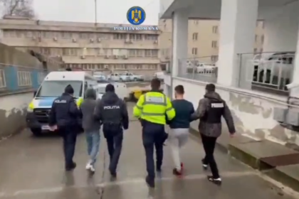 video doi tineri deghizati cu cagule dintre care unul e minor au spart trei magazine si au furat alcool tigari si bani unul a fost deja arestat 69921209318d8