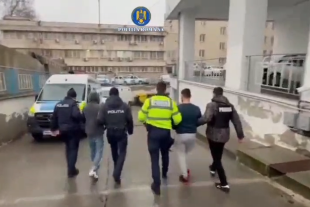 video doi tineri deghizati cu cagule dintre care unul e minor au spart trei magazine si au furat alcool tigari si bani unul a fost deja arestat 69921209318d8