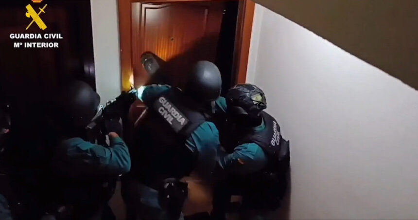 video escrocherie de 280 000 e in spania sefa unei agentii de turism s a indragostit de un militar fals si a falimentat firma 698c8b476c794