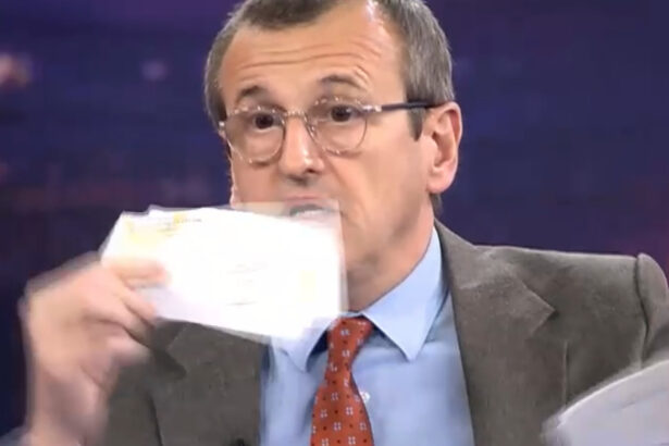 video exclusiv un fost consilier prezidential si a rupt diploma de doctor in direct la digi24 diplomele de doctorat au ajuns o povara 699c98e9b0507