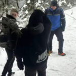 video in adidasi pe munte in plina iarna doi tineri opriti de jandarmi pe traseul spre ceahlau 69889a2b133f6