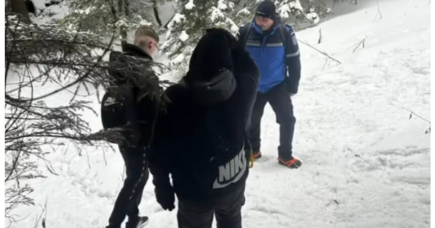 video in adidasi pe munte in plina iarna doi tineri opriti de jandarmi pe traseul spre ceahlau 69889a2b133f6