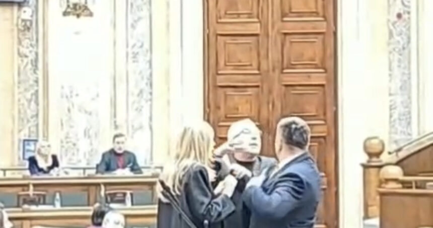 video incaierare in parlament doi senatori s au imbrancit s a ridicat sa mi smulga telefonul si m a prins de cap 6995d73b54afa