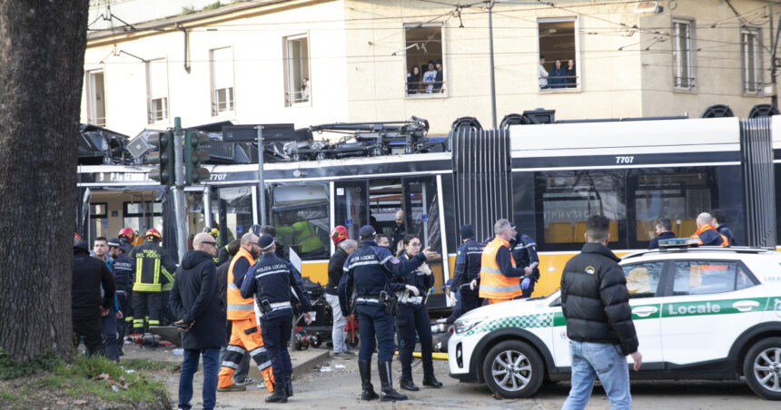 video momentul in care tramvaiul deraieaza si intra in vitrina unui magazin la milano imaginile surprinse de o camera auto 69a20596057ab