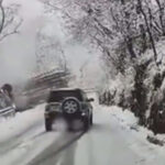 video momentul in care un camion incarcat cu busteni cade in prapastie in apropierea statiunii paltinis din judetul sibiu 699b2b4fa7e1d