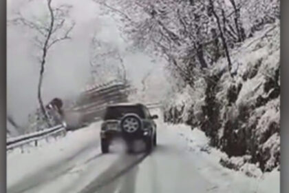 video momentul in care un camion incarcat cu busteni cade in prapastie in apropierea statiunii paltinis din judetul sibiu 699b2b4fa7e1d