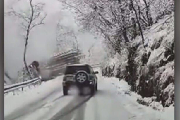video momentul in care un camion incarcat cu busteni cade in prapastie in apropierea statiunii paltinis din judetul sibiu 699b2b4fa7e1d