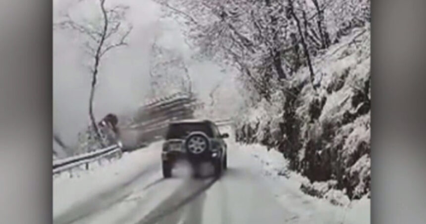 video momentul in care un camion incarcat cu busteni cade in prapastie in apropierea statiunii paltinis din judetul sibiu 699b2b4fa7e1d