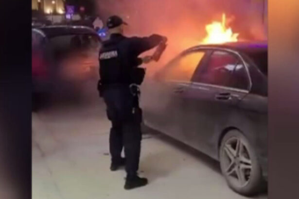 video o masina de lux a luat foc pe o strada din arad 69a2091f0d427