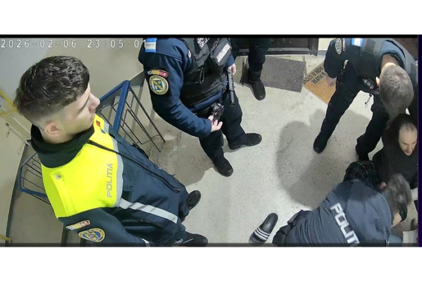 video politistii chemati sa aplaneze un scandal intr un bloc batuti de un barbat ce spune ipj constanta 698b1815327a0