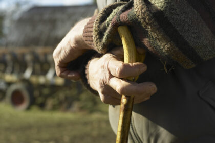 video romania imbatraneste mai accelerat decat restul europei unul dintre motive exodul peste hotare jumatate de comuna e plecata 6999e7d97d9d5