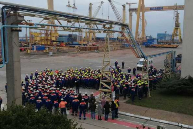 video santierul naval mangalia blocat de proteste muncitorii cer salariile restante 69a1560127a93
